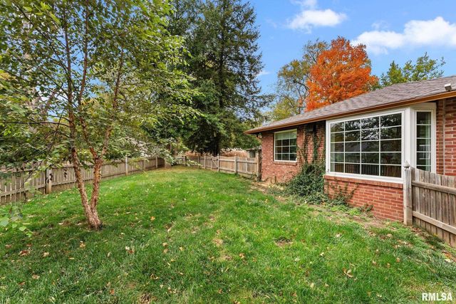 1025 CRESCENT Drive, Clinton, IA 52732