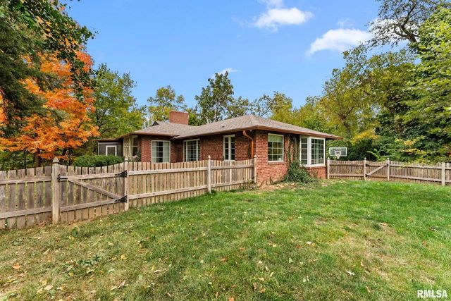 1025 CRESCENT Drive, Clinton, IA 52732