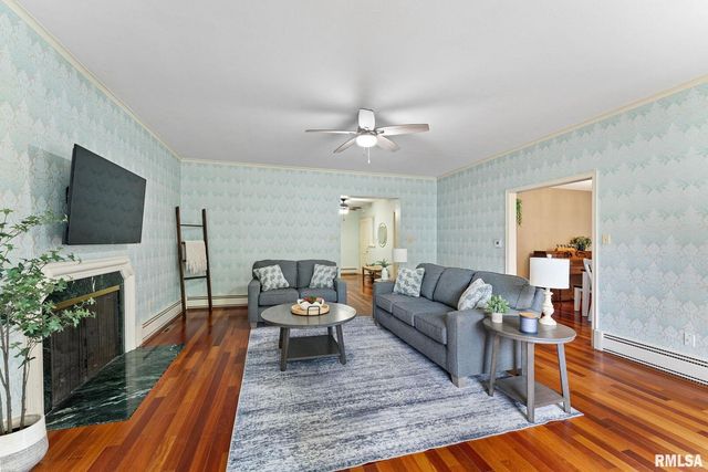 1025 CRESCENT Drive, Clinton, IA 52732