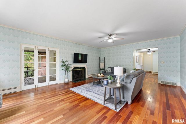 1025 CRESCENT Drive, Clinton, IA 52732