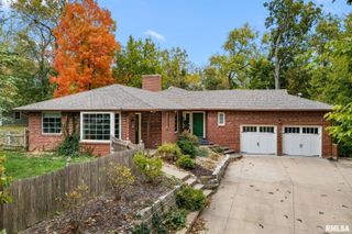 1025 CRESCENT Drive, Clinton, IA 52732