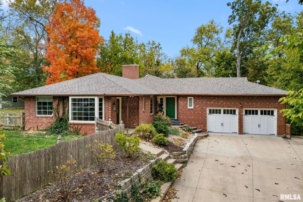 1025 CRESCENT Drive, Clinton, IA 52732