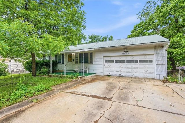 1102 N Farview Drive, Independence, MO 64056