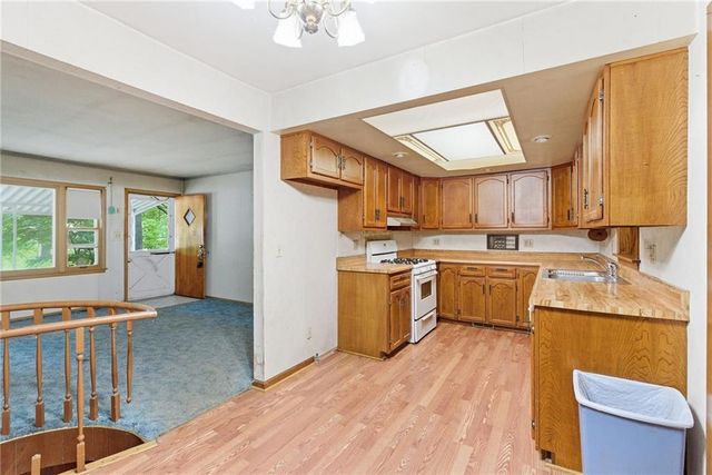 1102 N Farview Drive, Independence, MO 64056