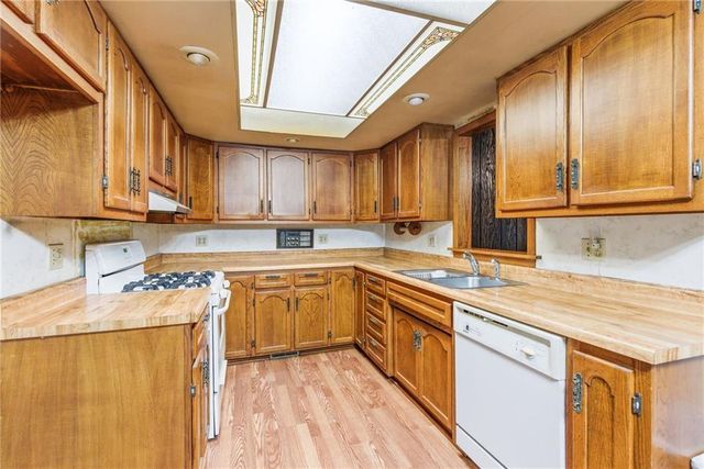 1102 N Farview Drive, Independence, MO 64056