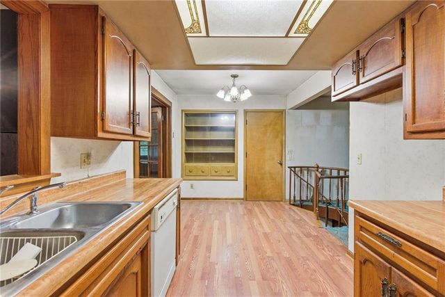 1102 N Farview Drive, Independence, MO 64056
