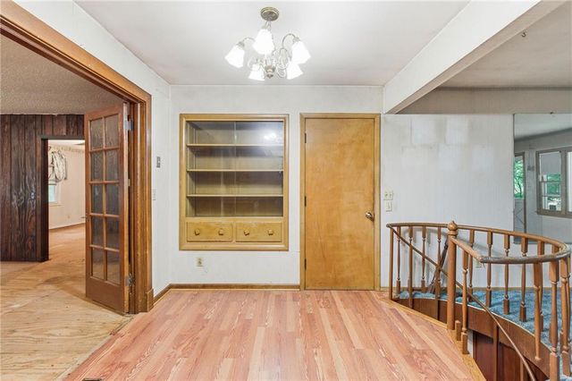 1102 N Farview Drive, Independence, MO 64056