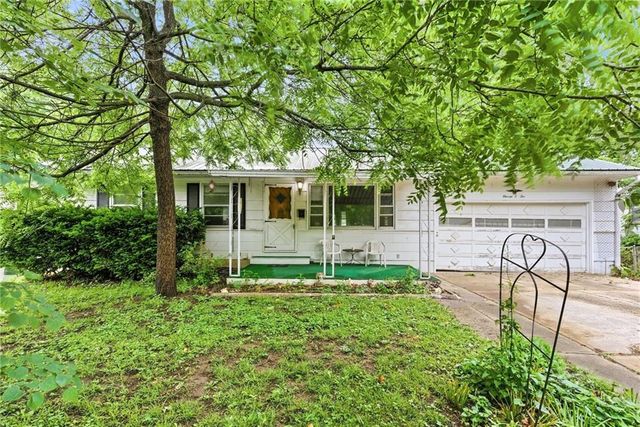 1102 N Farview Drive, Independence, MO 64056