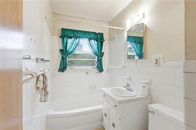 1102 N Farview Drive, Independence, MO 64056