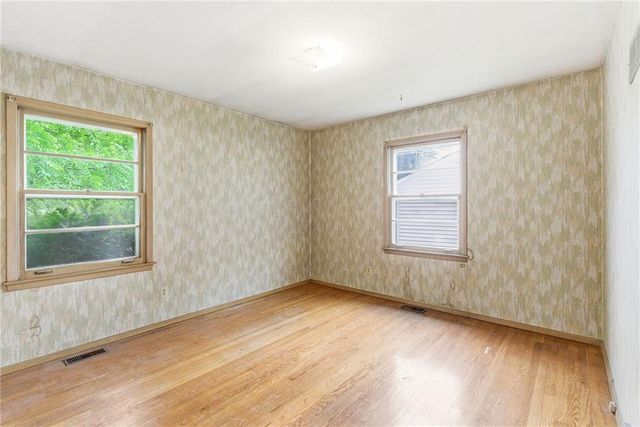 1102 N Farview Drive, Independence, MO 64056