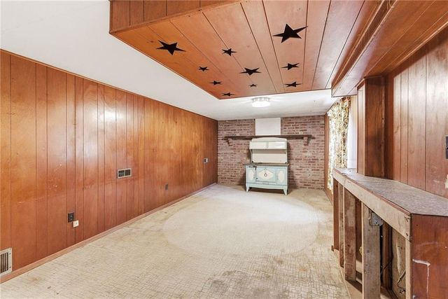 1102 N Farview Drive, Independence, MO 64056