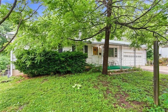 1102 N Farview Drive, Independence, MO 64056