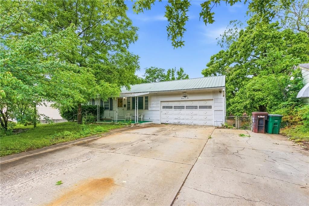 1102 N Farview Drive, Independence, MO 64056
