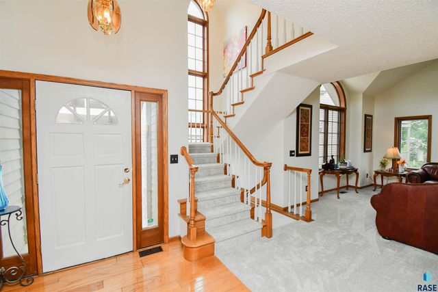 6024 W Winterberry Cir, Sioux Falls, SD 57106