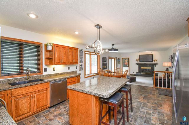 6024 W Winterberry Cir, Sioux Falls, SD 57106