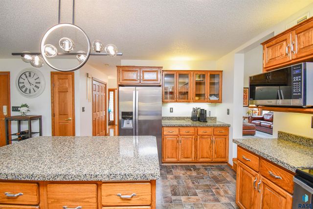 6024 W Winterberry Cir, Sioux Falls, SD 57106