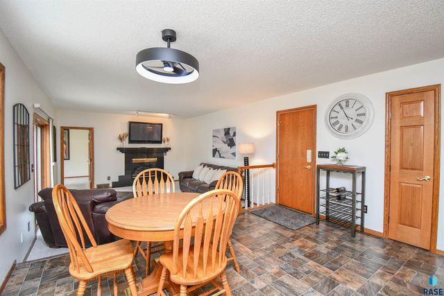 6024 W Winterberry Cir, Sioux Falls, SD 57106