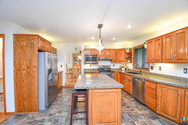 6024 W Winterberry Cir, Sioux Falls, SD 57106