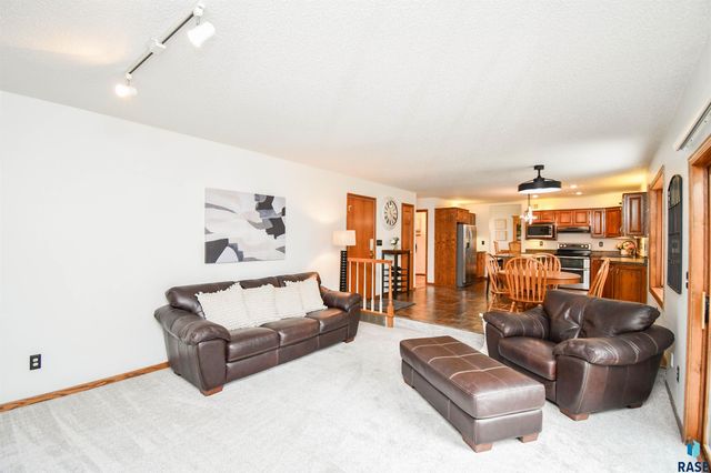 6024 W Winterberry Cir, Sioux Falls, SD 57106