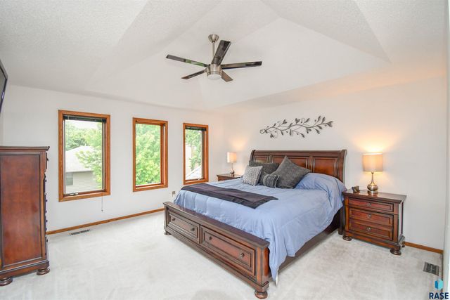 6024 W Winterberry Cir, Sioux Falls, SD 57106