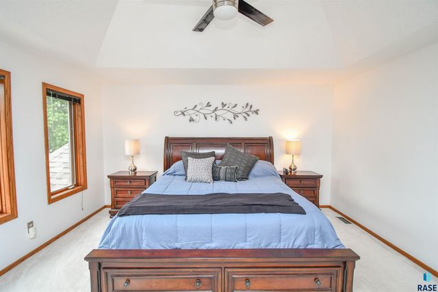 6024 W Winterberry Cir, Sioux Falls, SD 57106