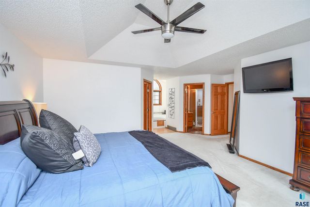 6024 W Winterberry Cir, Sioux Falls, SD 57106