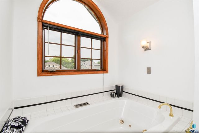 6024 W Winterberry Cir, Sioux Falls, SD 57106