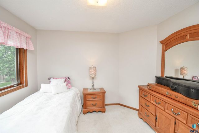 6024 W Winterberry Cir, Sioux Falls, SD 57106