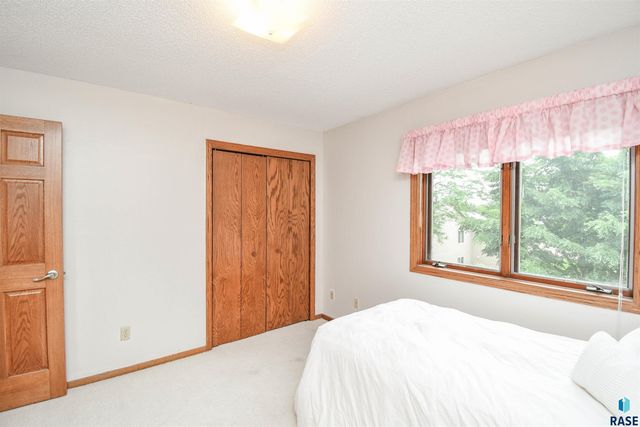 6024 W Winterberry Cir, Sioux Falls, SD 57106
