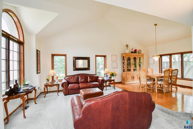 6024 W Winterberry Cir, Sioux Falls, SD 57106