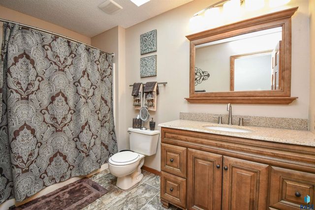 6024 W Winterberry Cir, Sioux Falls, SD 57106