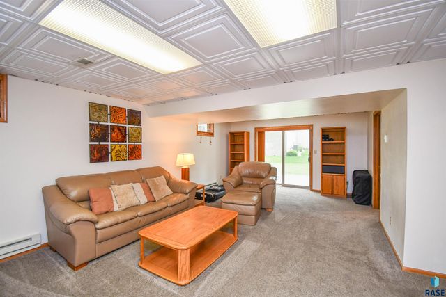 6024 W Winterberry Cir, Sioux Falls, SD 57106