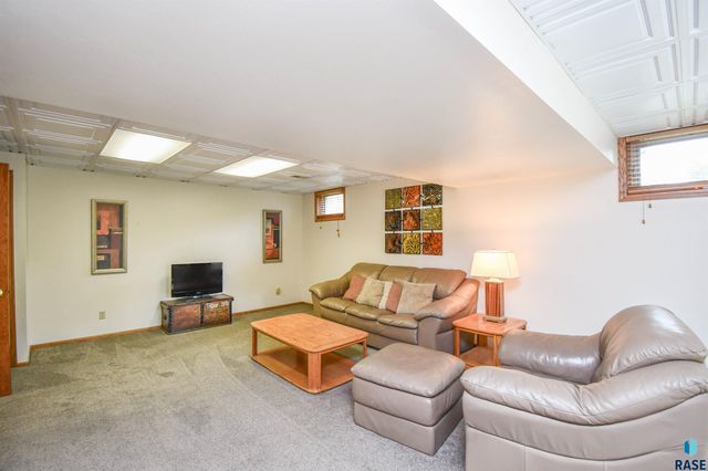 6024 W Winterberry Cir, Sioux Falls, SD 57106
