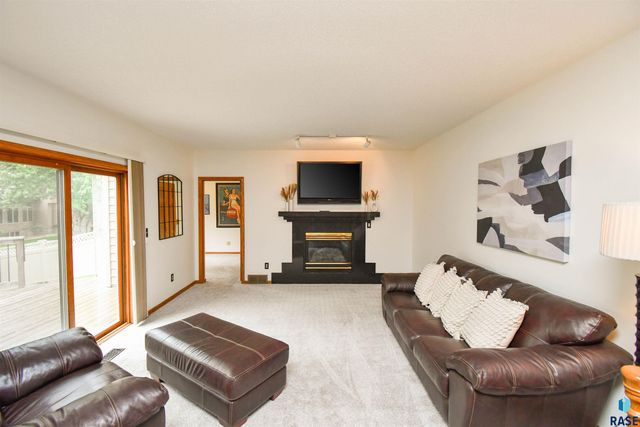 6024 W Winterberry Cir, Sioux Falls, SD 57106