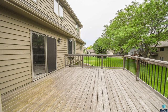 6024 W Winterberry Cir, Sioux Falls, SD 57106