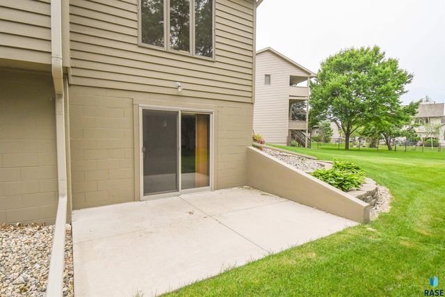 6024 W Winterberry Cir, Sioux Falls, SD 57106