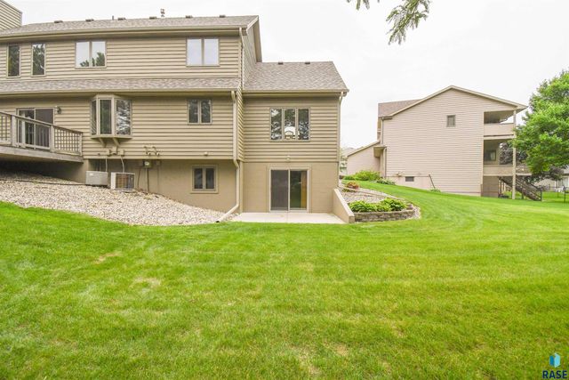 6024 W Winterberry Cir, Sioux Falls, SD 57106