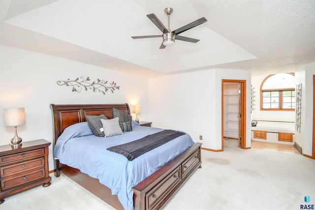 6024 W Winterberry Cir, Sioux Falls, SD 57106