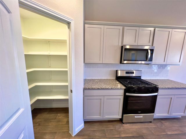 305 Darwin PL, Lockhart, TX 78644