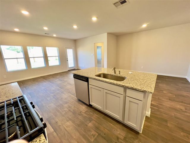 305 Darwin PL, Lockhart, TX 78644