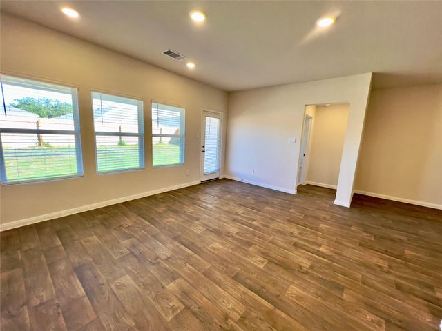 305 Darwin PL, Lockhart, TX 78644