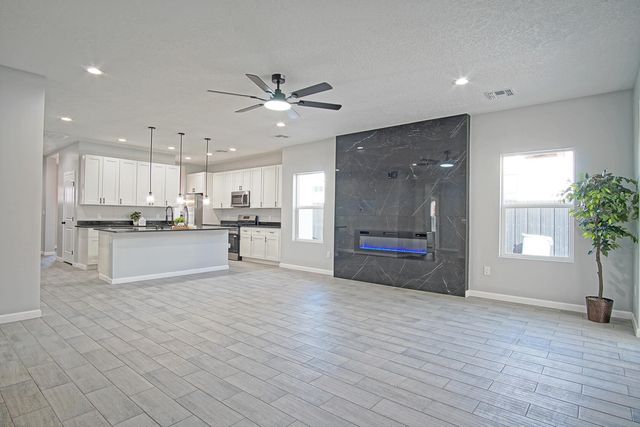 2040 Lucia Avenue SW, Albuquerque, NM 87105