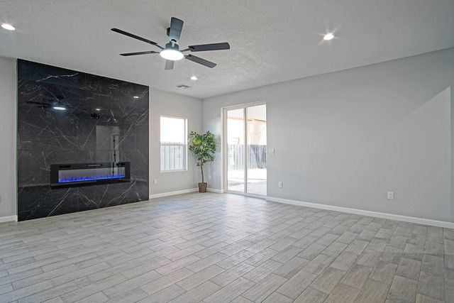 2040 Lucia Avenue SW, Albuquerque, NM 87105