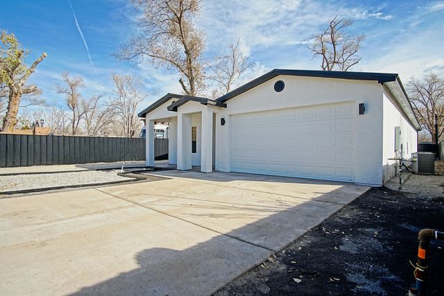 2040 Lucia Avenue SW, Albuquerque, NM 87105