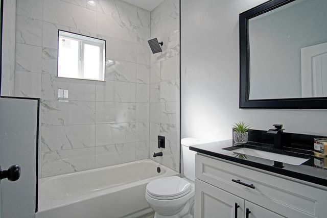 2040 Lucia Avenue SW, Albuquerque, NM 87105