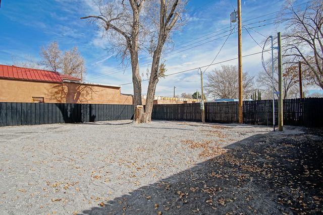 2040 Lucia Avenue SW, Albuquerque, NM 87105