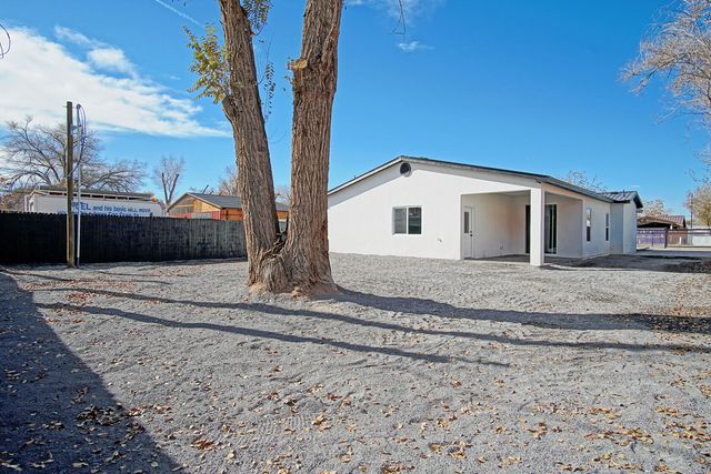 2040 Lucia Avenue SW, Albuquerque, NM 87105