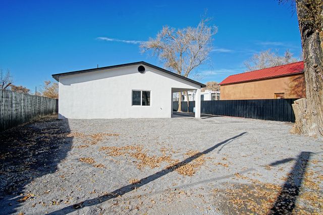 2040 Lucia Avenue SW, Albuquerque, NM 87105