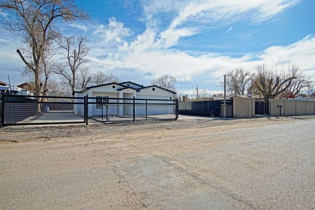 2040 Lucia Avenue SW, Albuquerque, NM 87105