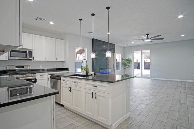 2040 Lucia Avenue SW, Albuquerque, NM 87105